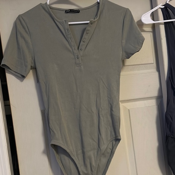 Zara Ribbed Green Top - Picture 1 of 3